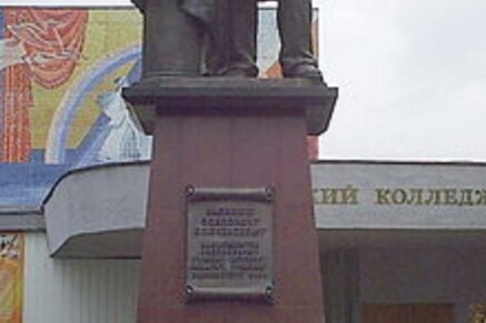 памятник Ключевскому в г. Пенза (бронза гранит) скульптор Кузнецов В.Ю.