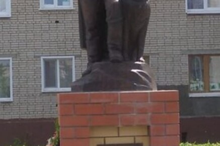 памятник пограничникам (стеклопластик под бронзу) скульптор Кузнецов В.Ю.