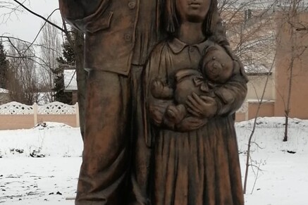 памятник детям войны (стеклопластик под бронзу. стеклофибробетон) скульптор Кузнецов В.Ю.