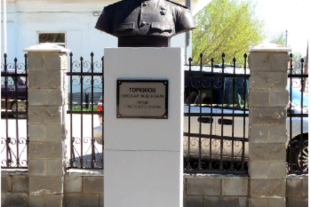 памятник герою войны (стеклопластик под бронзу) скульптор Кузнецов В.Ю.