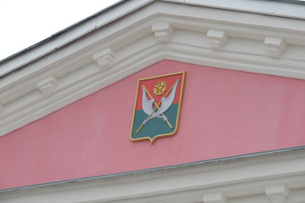 герб города на фронтоне администрации
