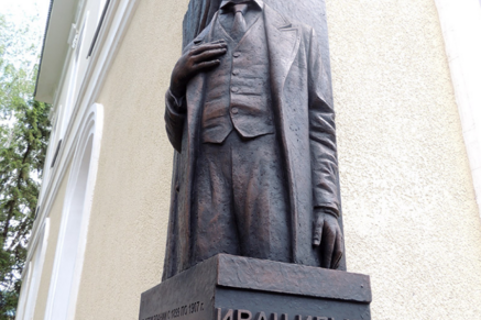 памятная доска Мозжухину И.И. г Пенза (стеклокомпозит под бронзу) скульптор Кузнецов В.Ю.